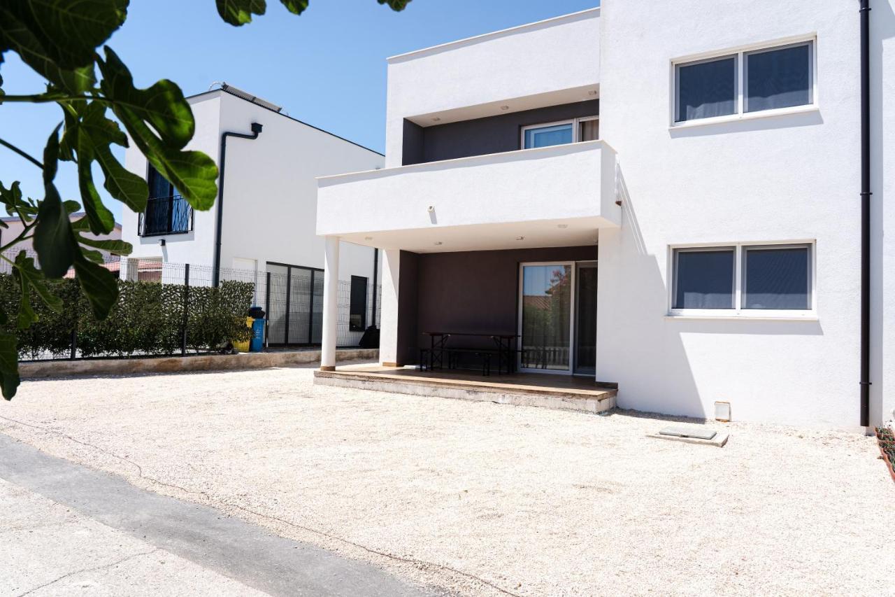 Station 22 - Brand New Apartment With A Terrace And Private Parking Vir Bagian luar foto