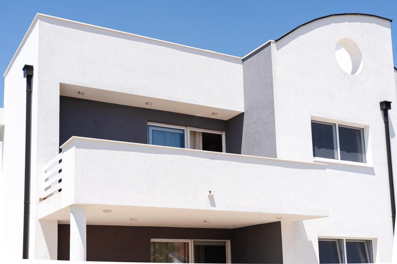 Station 22 - Brand New Apartment With A Terrace And Private Parking Vir Bagian luar foto